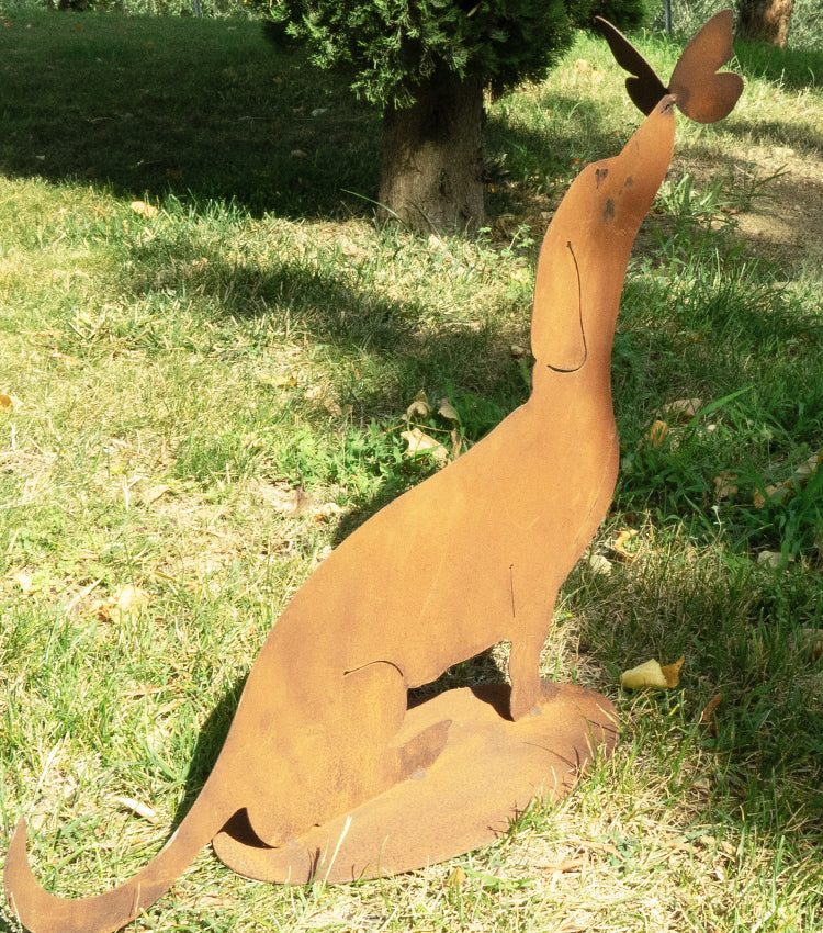 Bassotto con una farfalla sul muso in corten