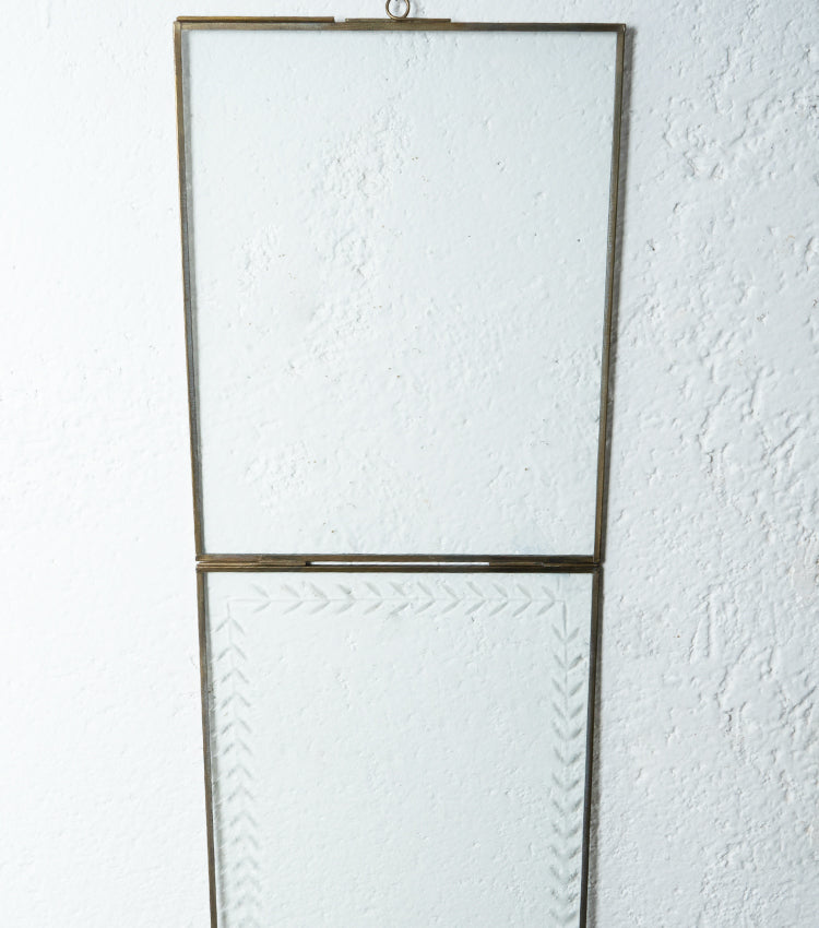 Cornice Verticale con Disegni in ottone e vetro grande