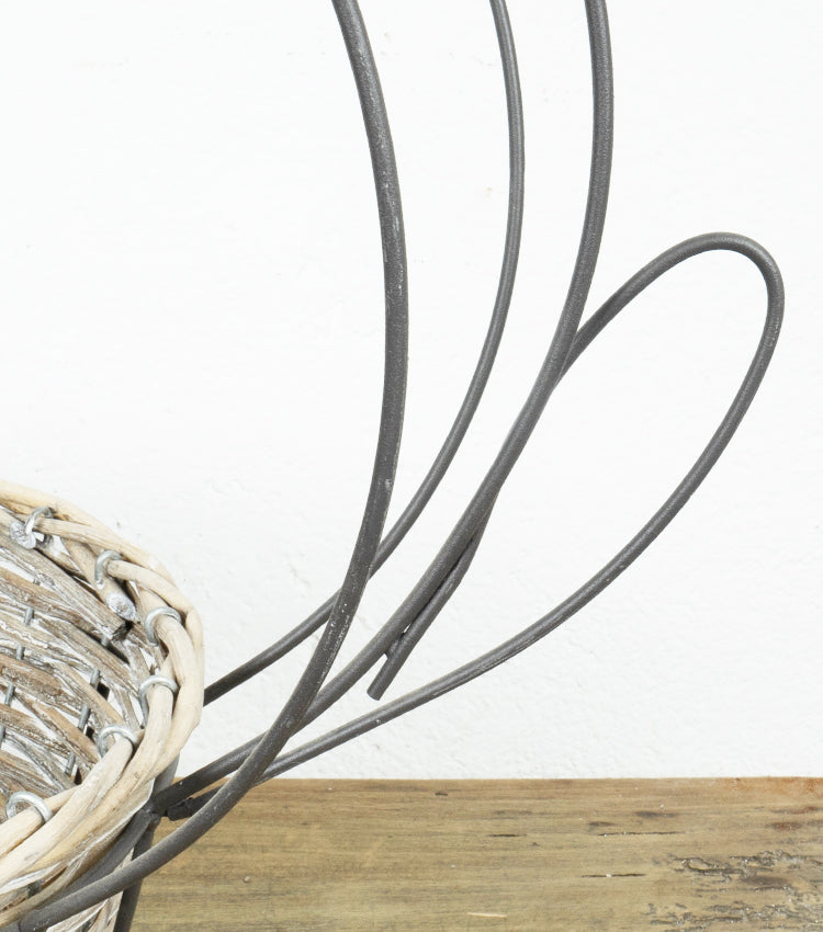 Struttura a forma di coniglietto in metallo con cestino in legno