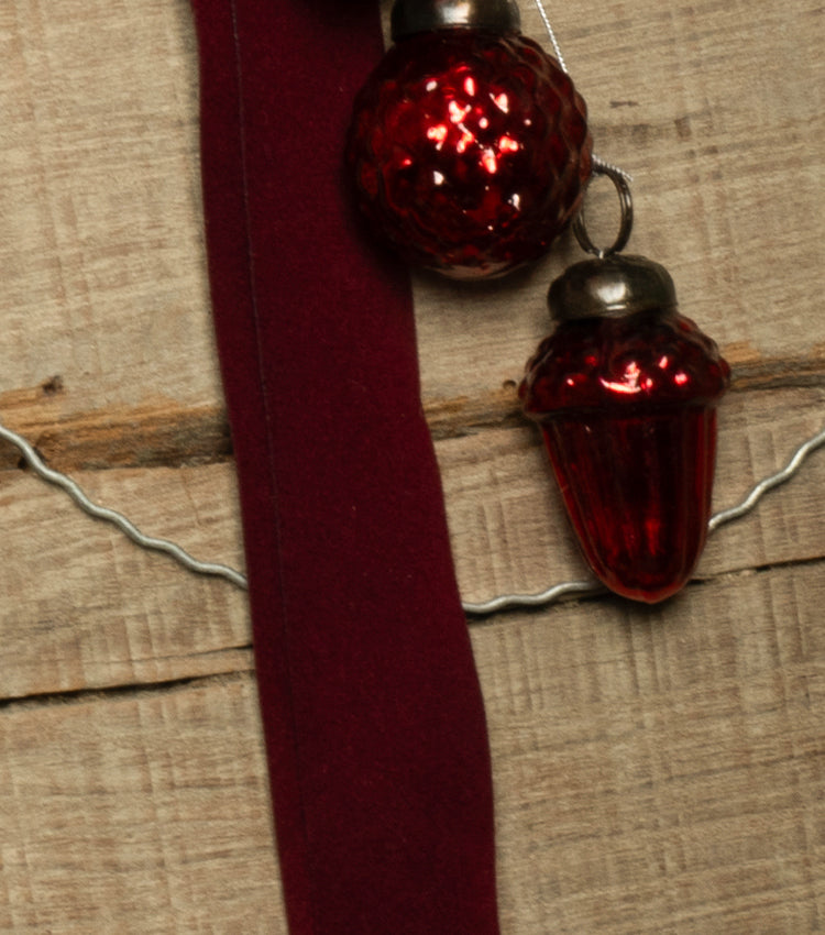 Decorazione Natalizia in metallo con Sfere in resina, raso, piante sintetiche e spago