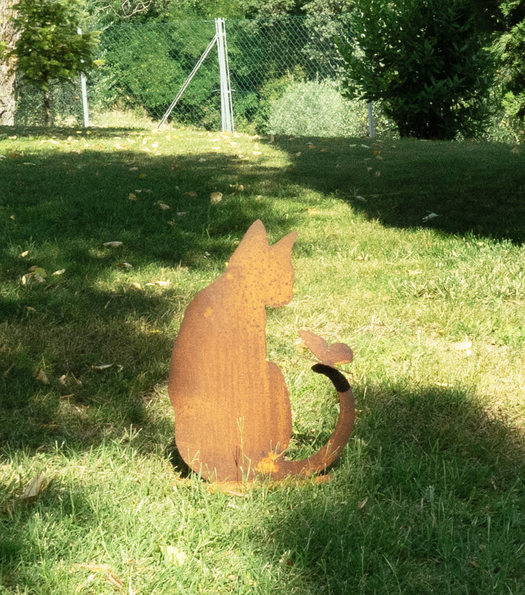 Gatto con una farfalla sulla coda in corten