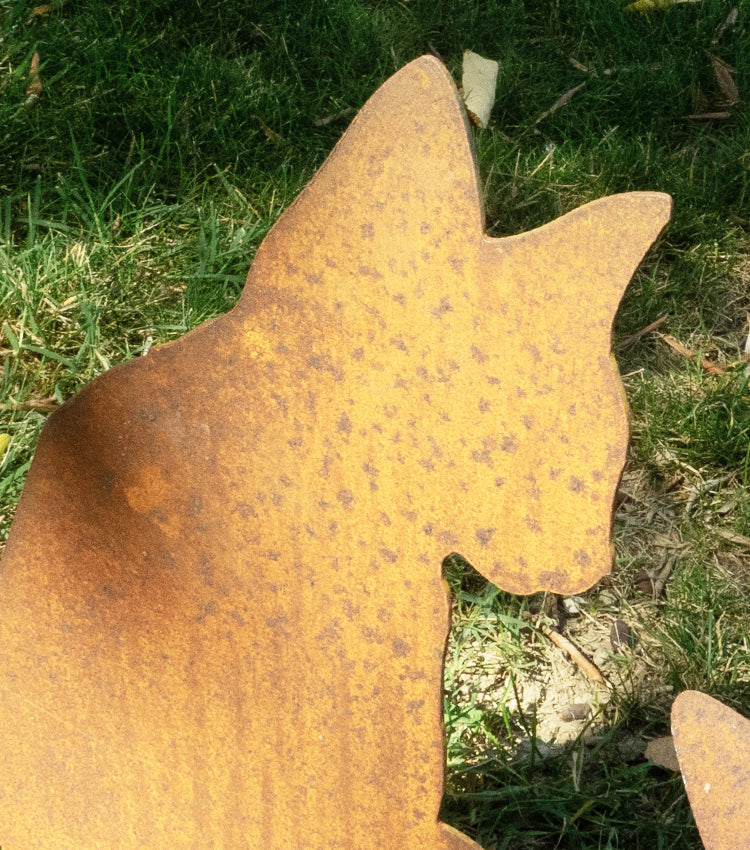 Gatto con una farfalla sulla coda in corten