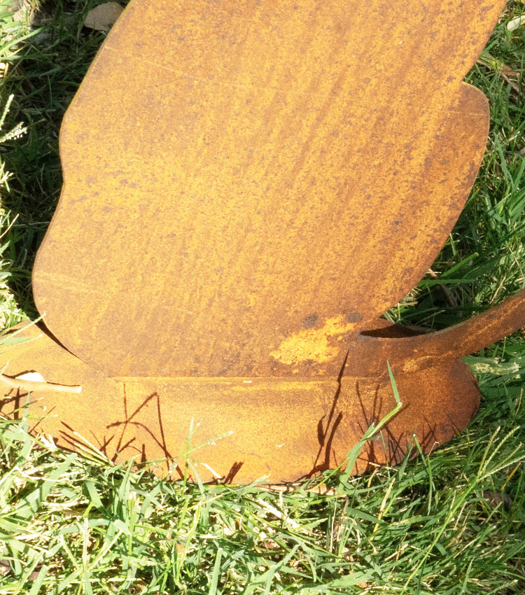 Gatto con una farfalla sulla coda in corten