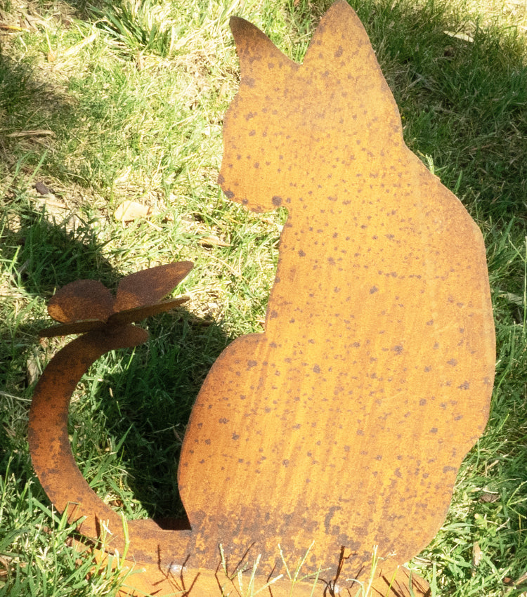 Gatto con una farfalla sulla coda in corten