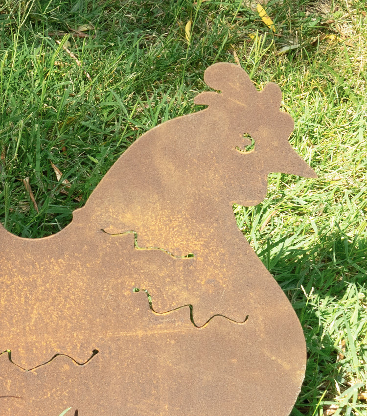 Gallina che cova in corten