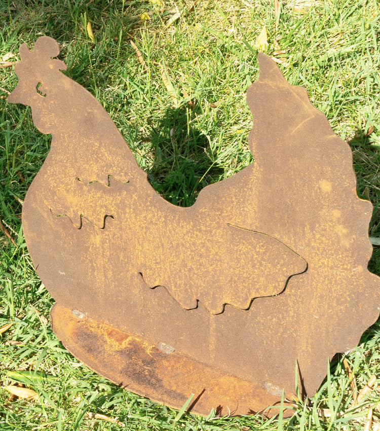 Gallina che cova in corten