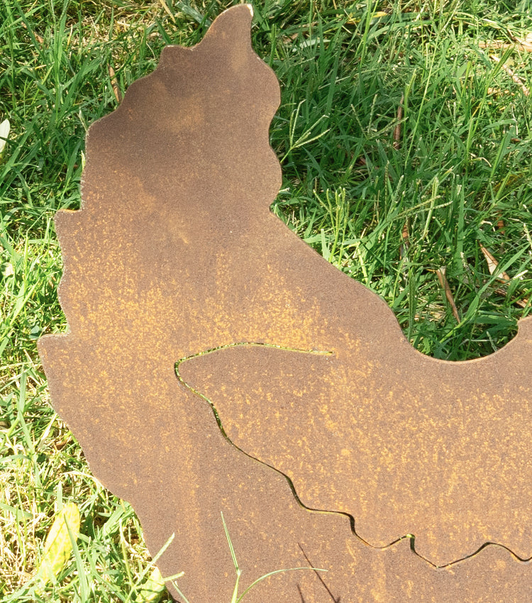 Gallina che cova in corten