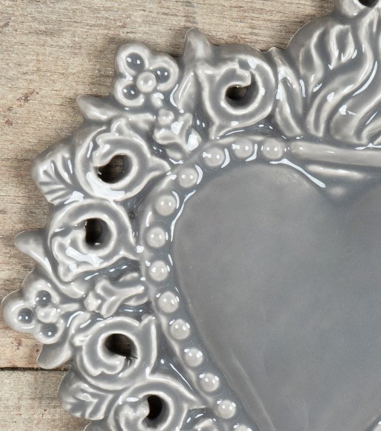 Cuore "Ex Voto" grigio con un Angioletto e Decorazioni in ceramica