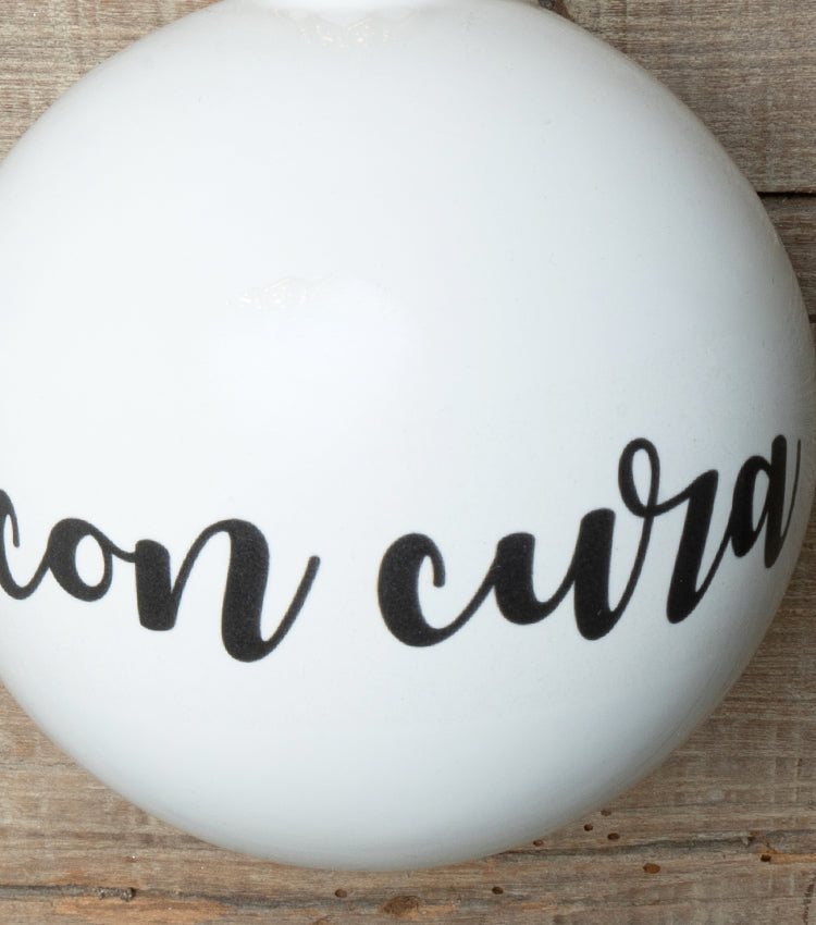 Sfera Natalizia "maneggiare con cura" in ceramica