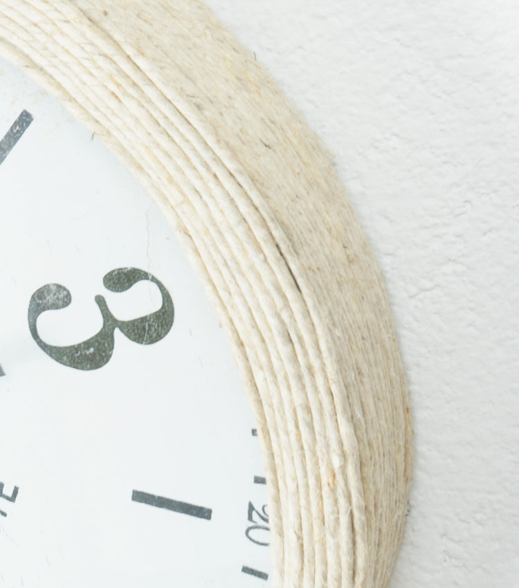 Orologio in latta rivestita con corda e decorazioni
