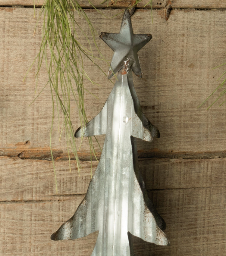 Alberello Natalizio in latta piccolo con Campanelli in metallo, velluto, metallo e fil di ferro