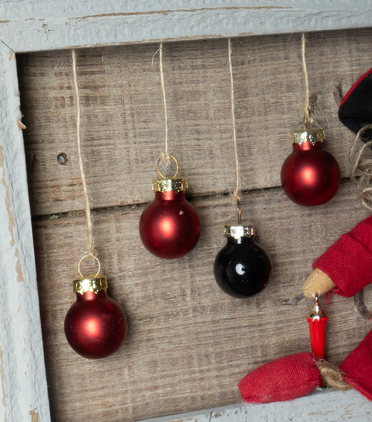 Cornice in legno con una Bambola e Sfere Natalizie