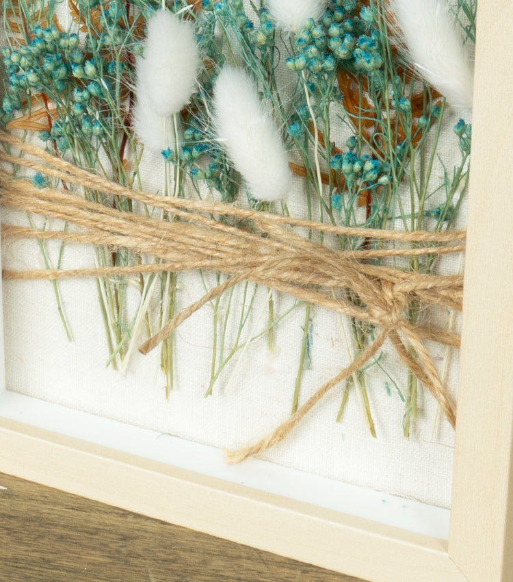 Cornice in legno con fiori essiccati, stabilizzati e spago