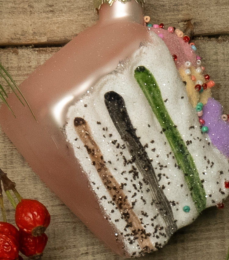 "Fetta di Torta Natalizia Glassata Rosa" in vetro e metallo