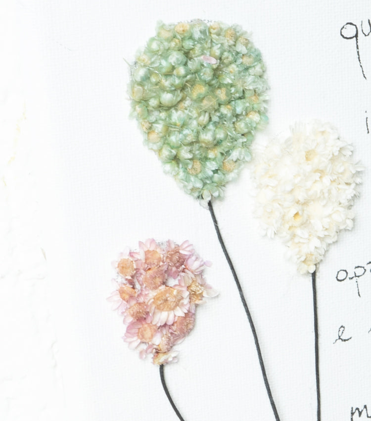 Quadro in tela con un aforisma di Fabrizio Caramagna, Palloncini, fiori essiccati e spago
