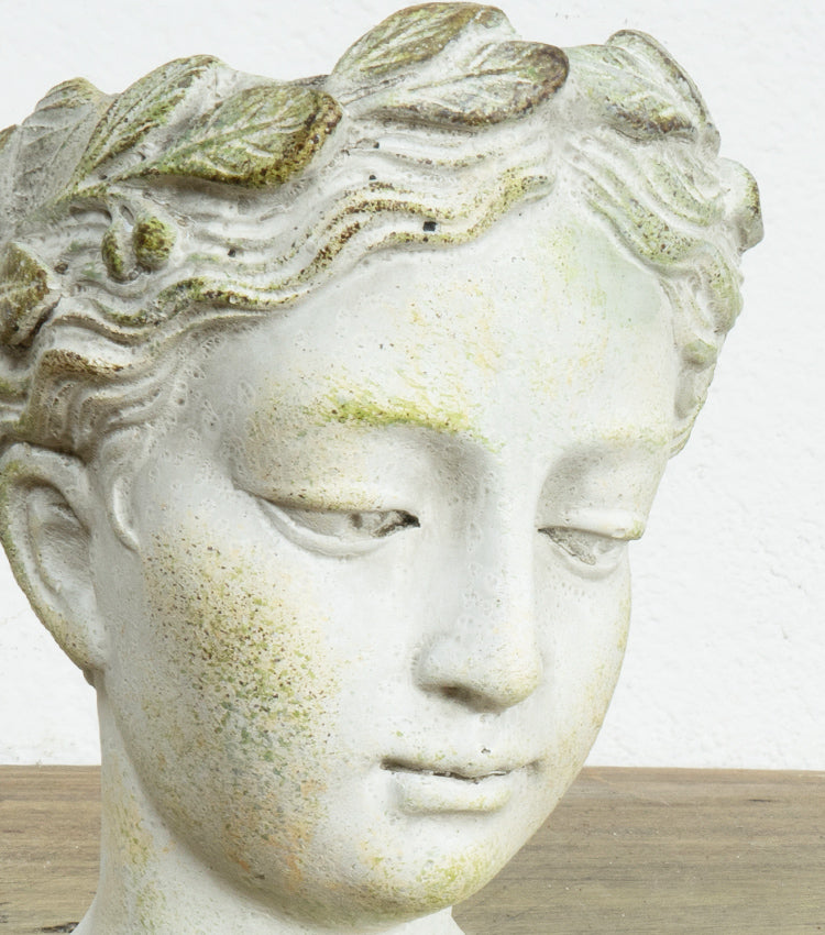 Vasetto a forma di un busto in cemento
