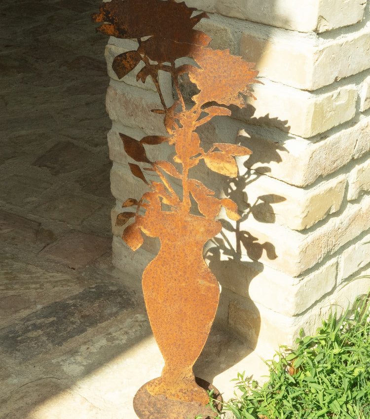 Vaso con fiori in corten