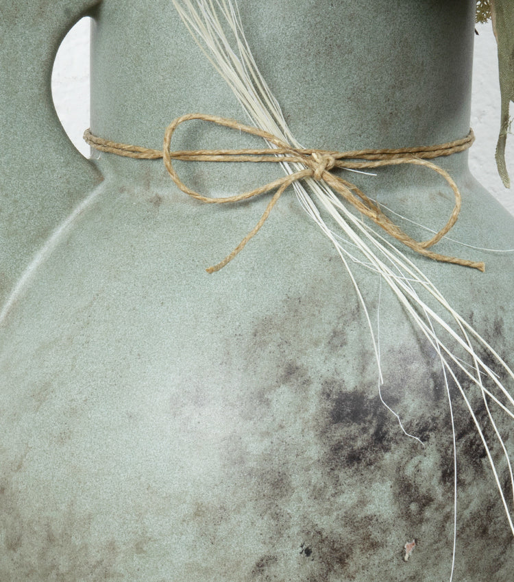 Brocca in gres porcellanato con fiori essiccati e stabilizzati