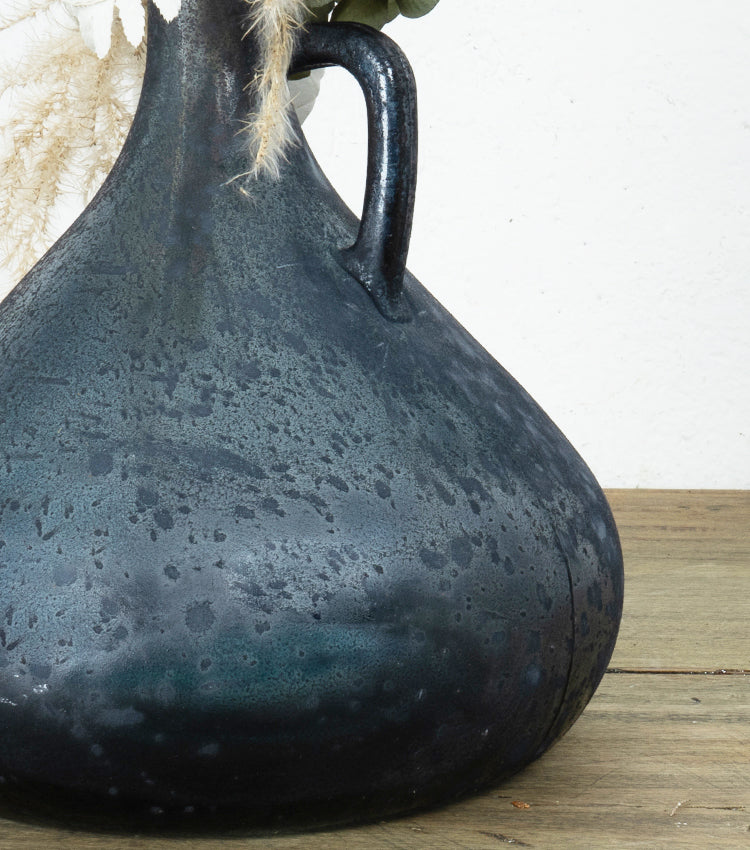 Brocca in vetro satinato con fiori essiccati, stabilizzati e di gesso