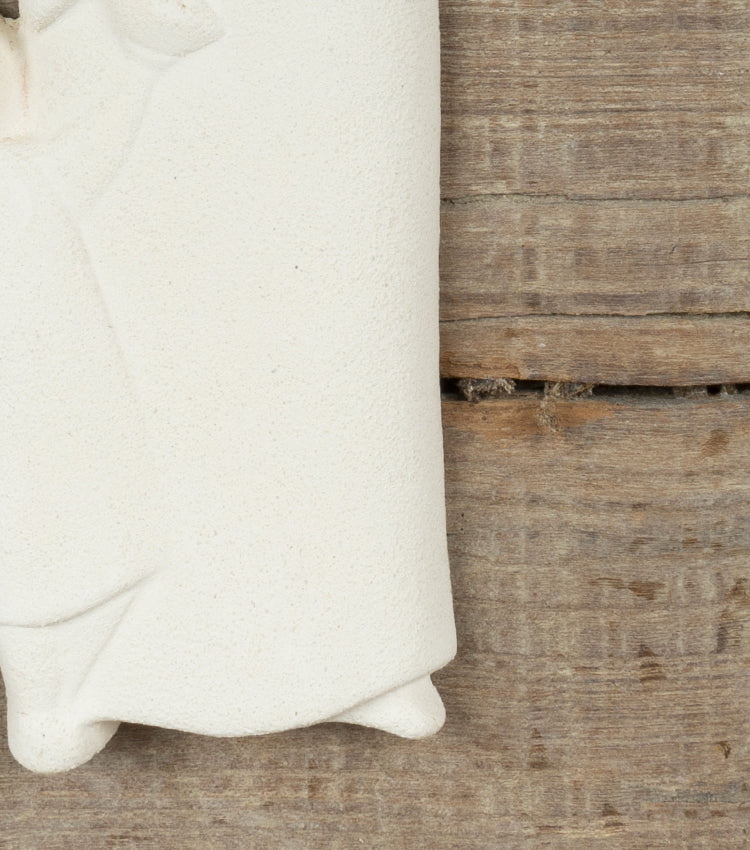 Angioletto con candela e bambino in argilla refrattaria