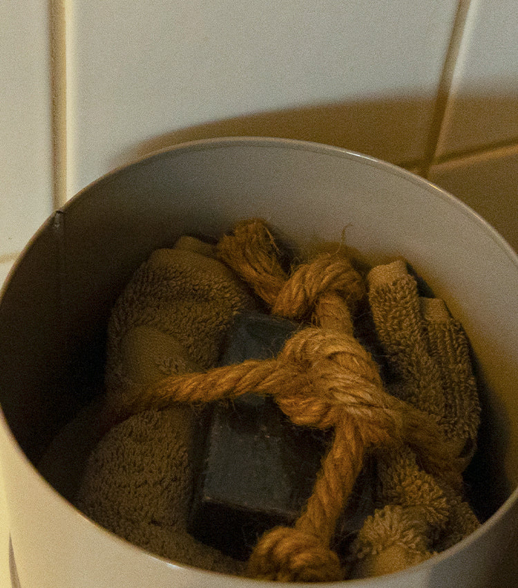 Contenitore da bagno grigio chiaro in metallo