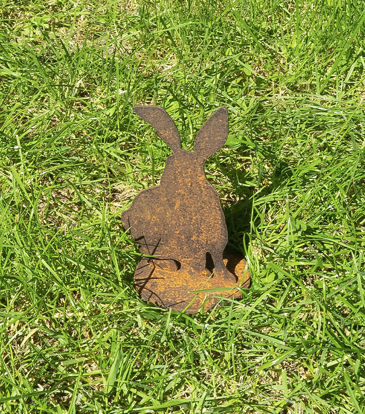Coniglietto con la testa girata in corten