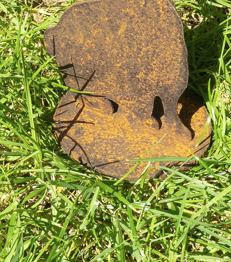 Coniglietto con la testa girata in corten