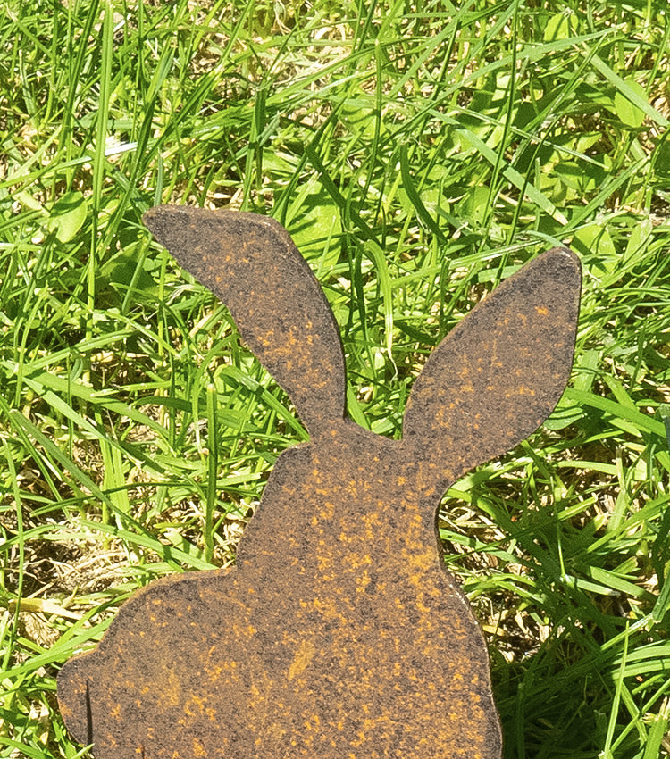Coniglietto con la testa girata in corten