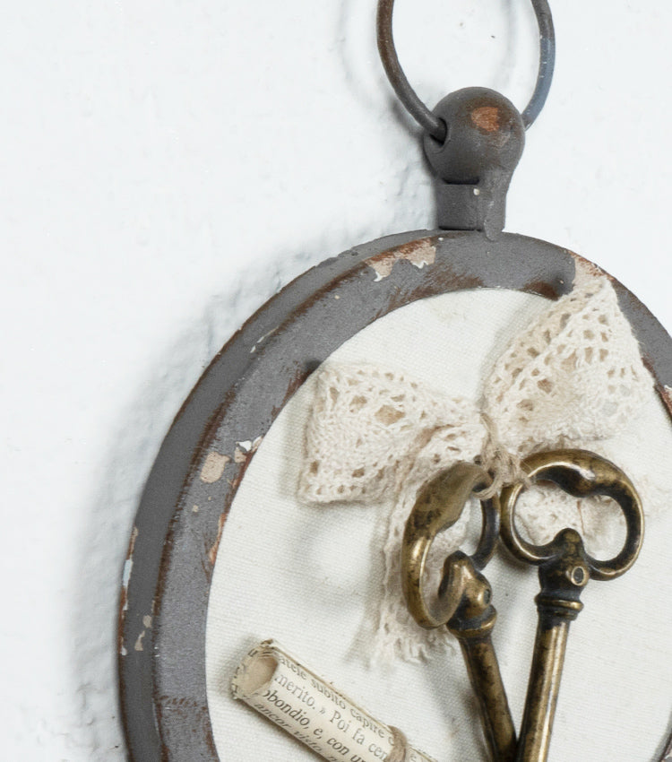 Cornice rotonda con chiavi in metallo