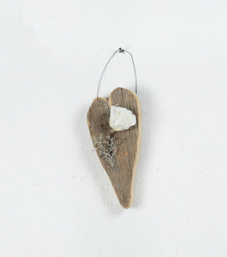 Cuore in legno con rosa