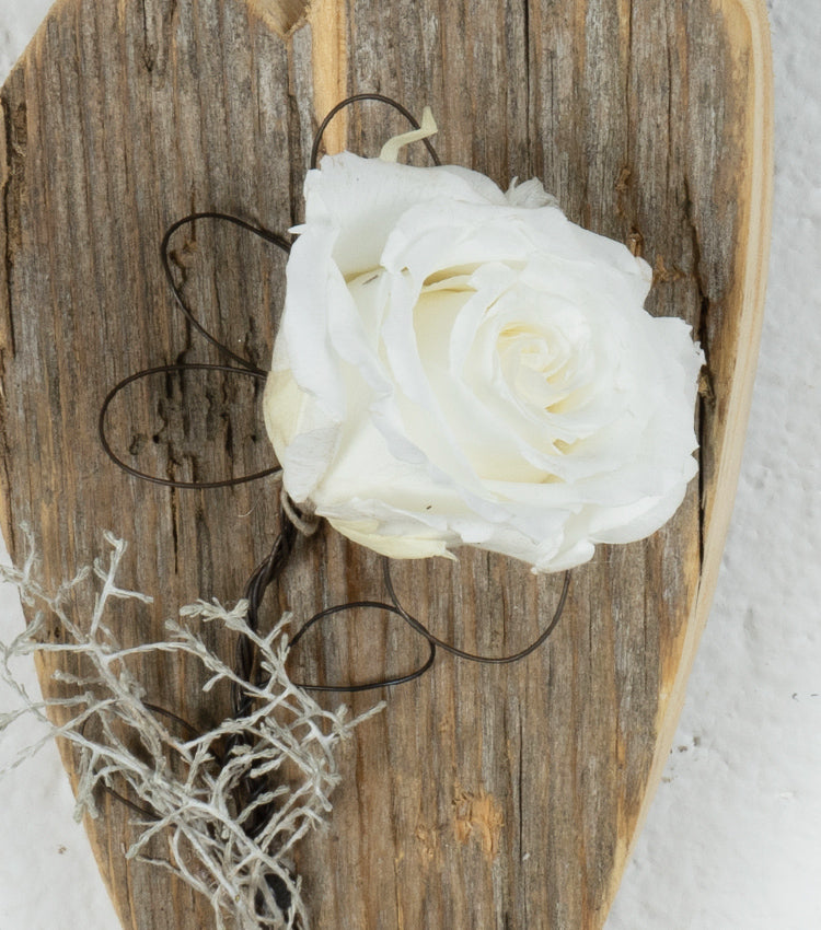 Cuore in legno con rosa