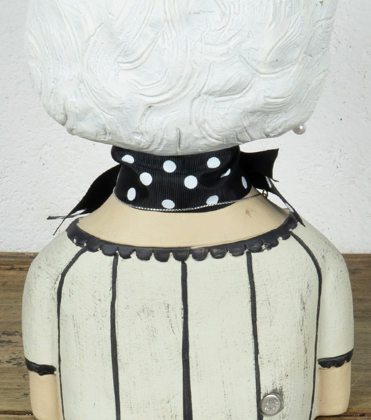 Busto con volto di una donna in resina