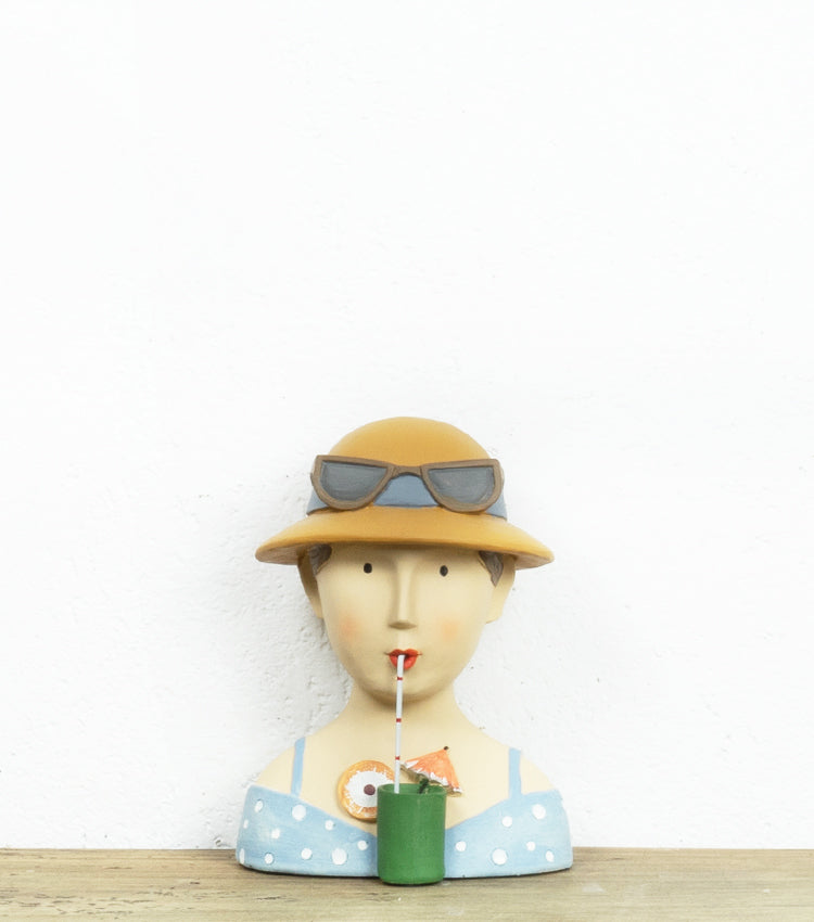 Busto con cappello, occhiali e drink in resina