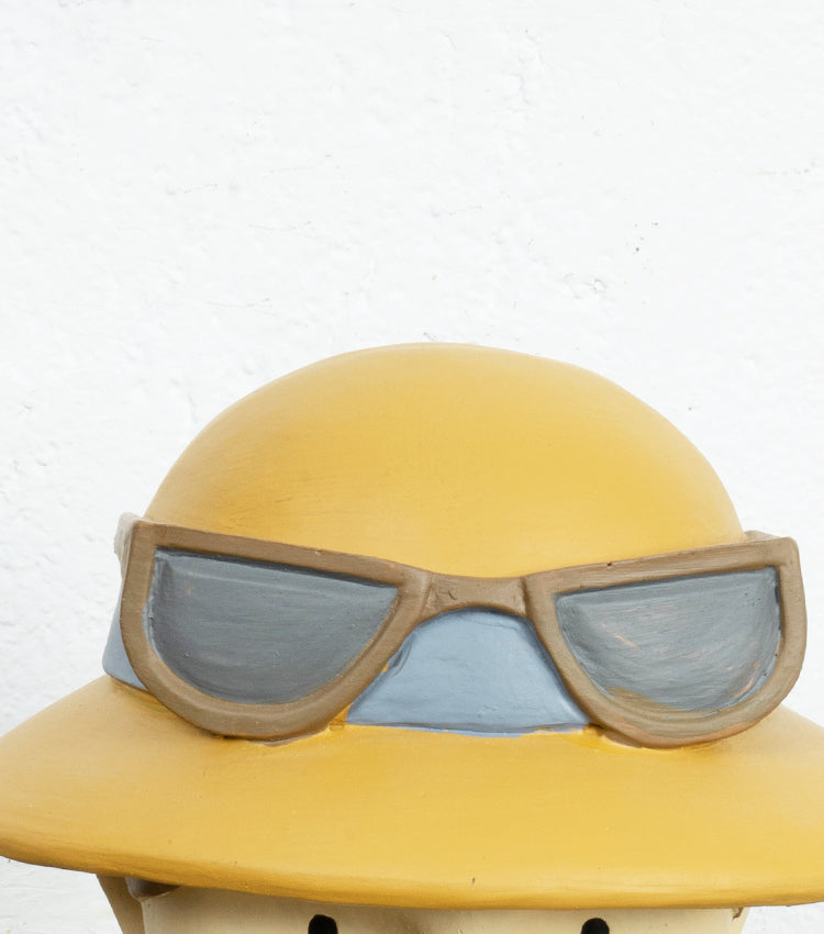 Busto con cappello, occhiali e drink in resina