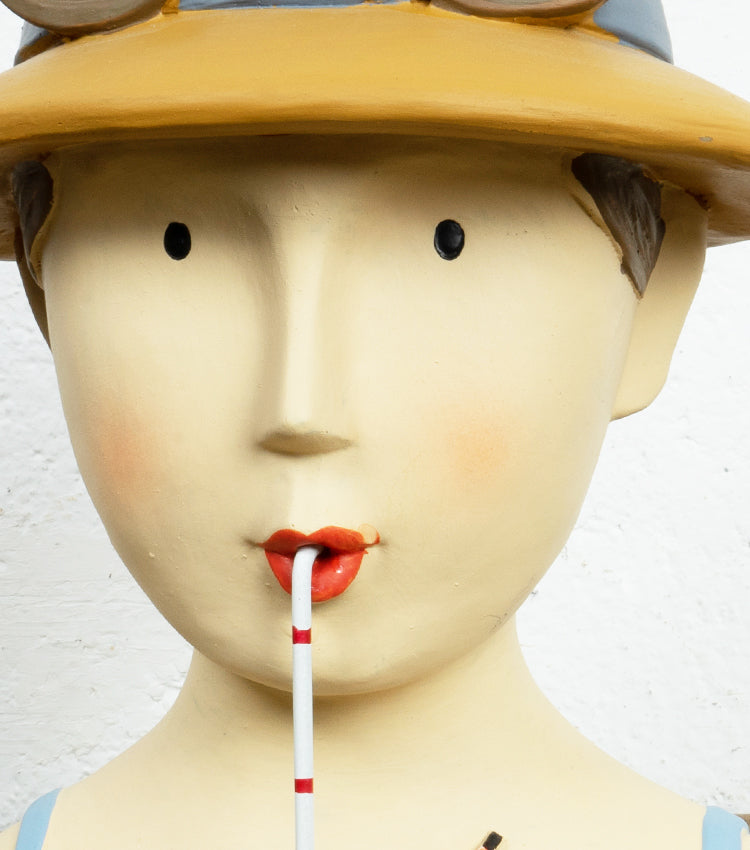 Busto con cappello, occhiali e drink in resina