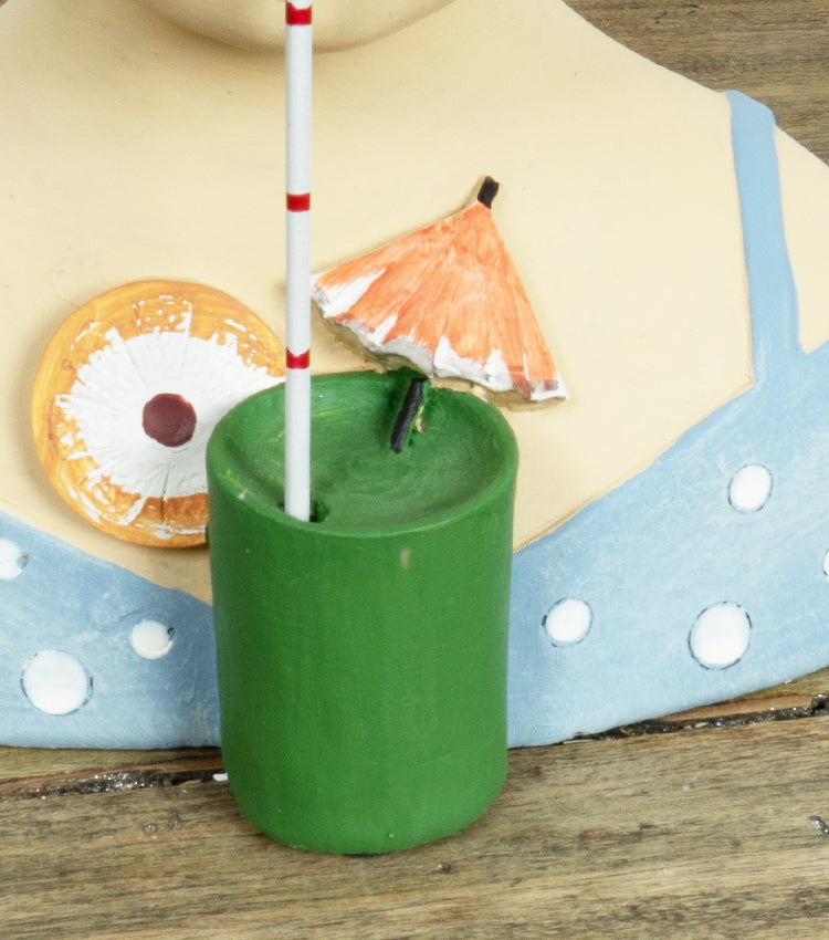 Busto con cappello, occhiali e drink in resina