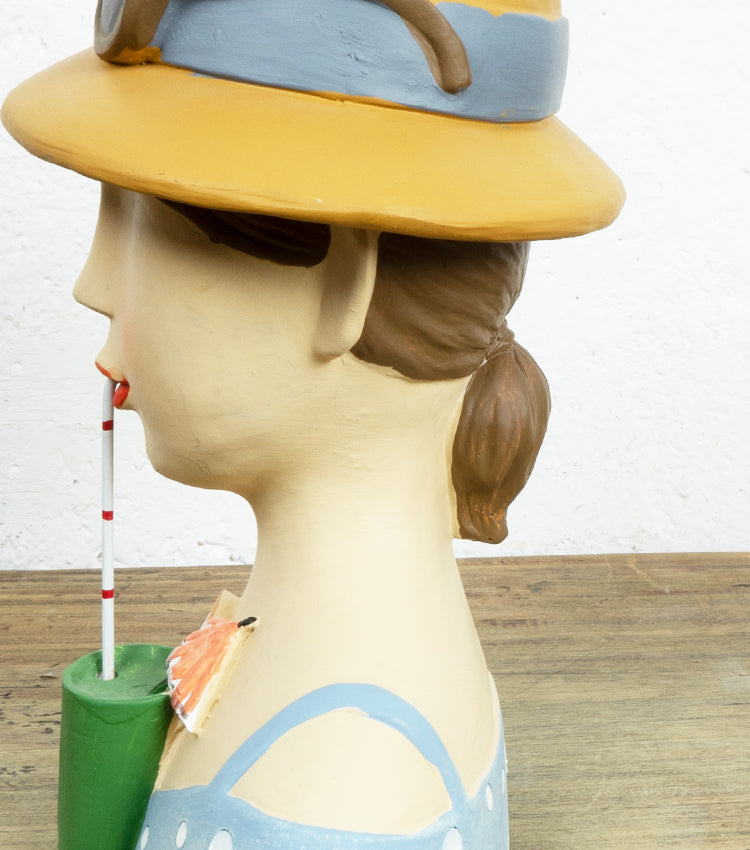 Busto con cappello, occhiali e drink in resina
