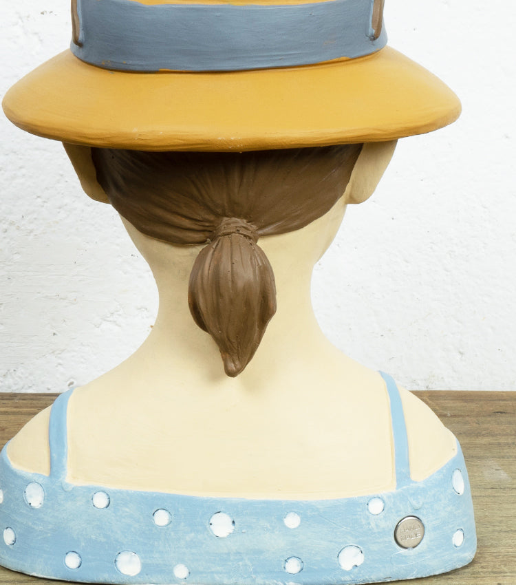 Busto con cappello, occhiali e drink in resina