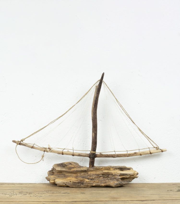 Barca in legno e spago