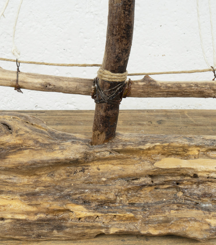 Barca in legno e spago