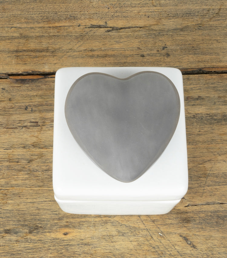 Scatolina con un Cuore grigio in ceramica