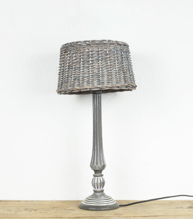 Lampada in legno e midollino