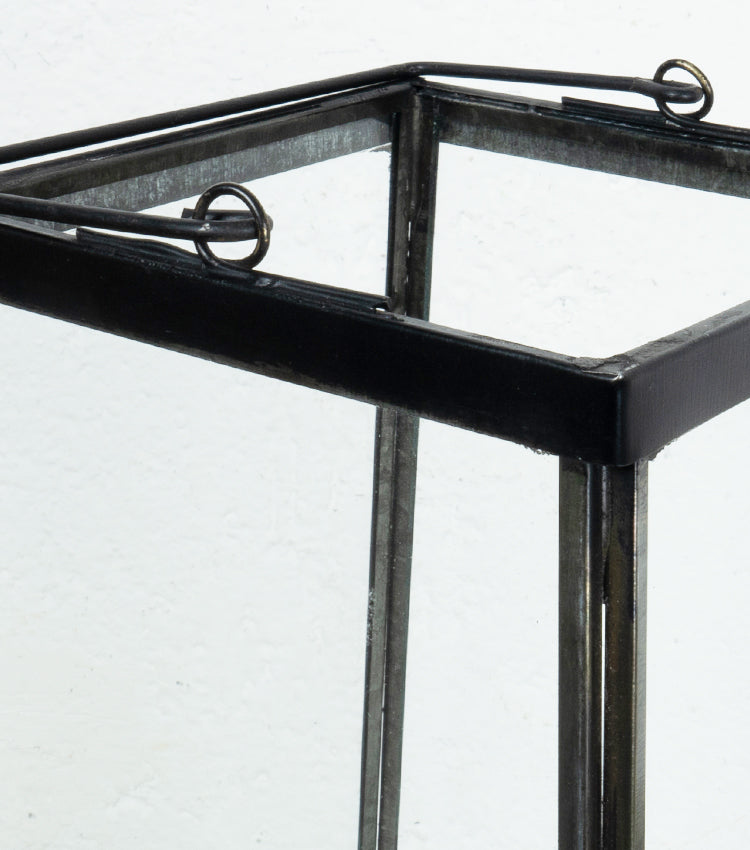 Lanterna porta-candele in vetro e ottone con base di latta