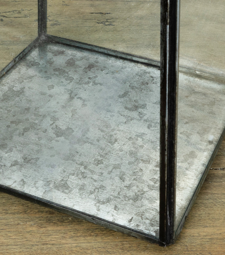 Lanterna porta-candele in vetro e ottone con base di latta