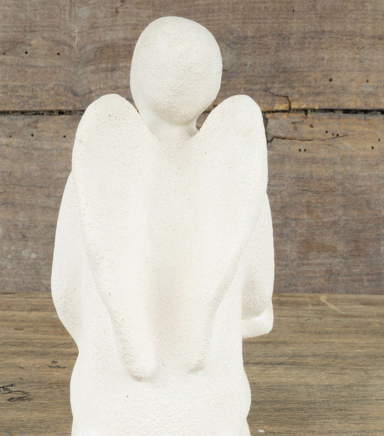 Angioletto con libro in argilla refrattaria