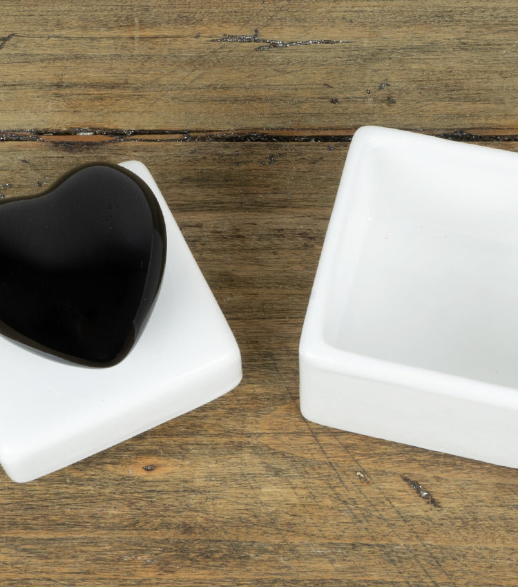 Scatolina con un Cuore nero in ceramica