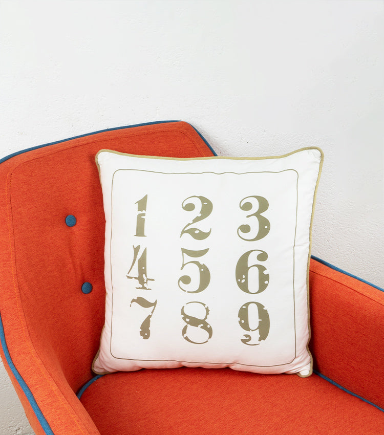 Cuscino bianco con numeri in cotone