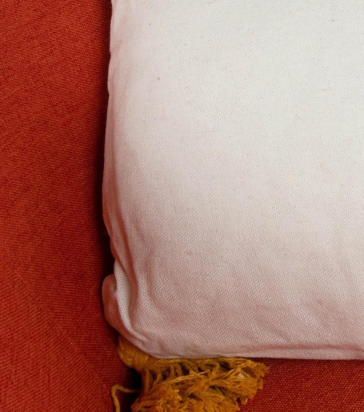 Cuscino con nappe e occhio con sfondo rosso e viola in cotone