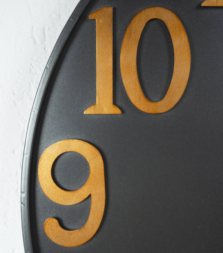 Orologio con numeri e lancette di colore bronzo in metallo