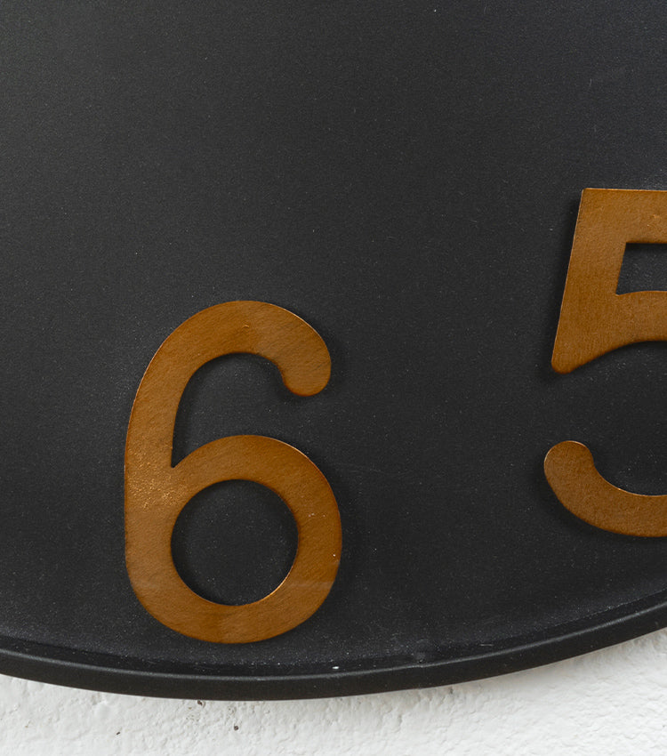 Orologio con numeri e lancette di colore bronzo in metallo